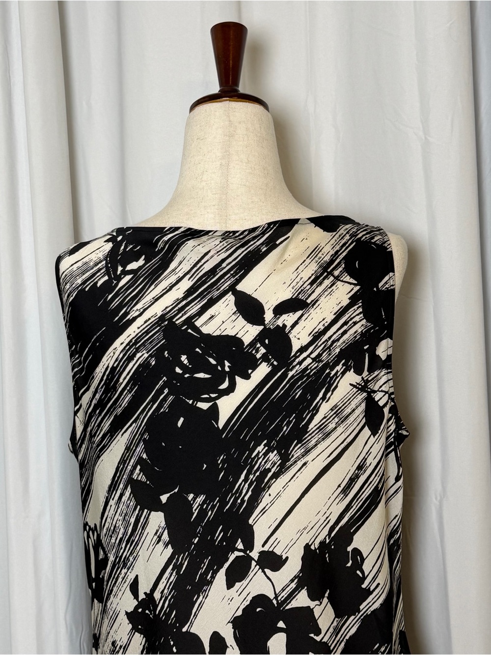 St John Silk Cowl Neck Shell Top Medium Black Cream Abstract Floral Sleeveless - Picture 7 of 11